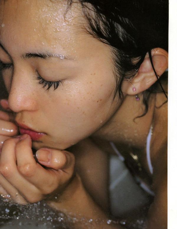 岩佐真悠子   岩佐真悠子写真集《イキズカイ》生活随拍与内衣诱惑，展现清纯与性感并存的绝美身姿，全套高清套图第60张图片