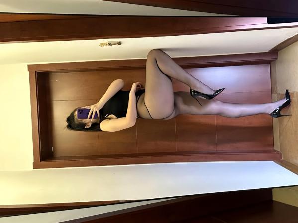杨颖 杨颖  美邵女Baby - 超热辣连体丁字裤黑丝美腿，性感镜面自拍私房照，尽显迷人曲线第12张图片