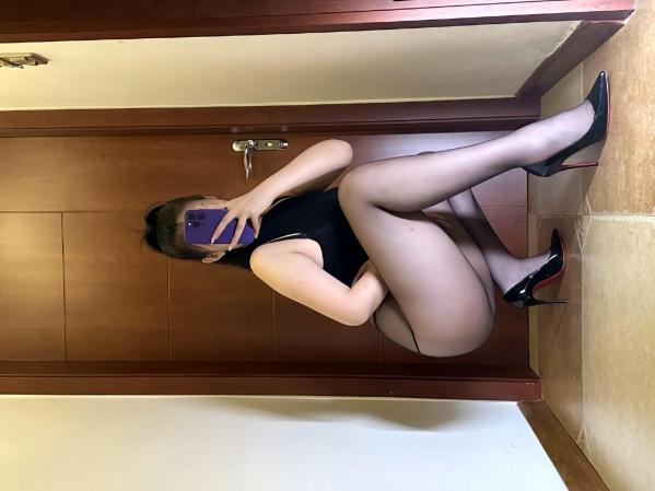杨颖 杨颖  美邵女Baby - 超热辣连体丁字裤黑丝美腿，性感镜面自拍私房照，尽显迷人曲线第17张图片