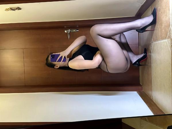 杨颖 杨颖  美邵女Baby - 超热辣连体丁字裤黑丝美腿，性感镜面自拍私房照，尽显迷人曲线第18张图片