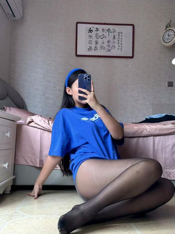 杨颖 杨颖  美邵女Baby - 宽松T恤，黑丝美腿私房，镜面自拍，诱惑高跟，展现极致腿部曲线第4张图片