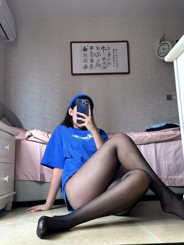 杨颖 杨颖  美邵女Baby - 宽松T恤，黑丝美腿私房，镜面自拍，诱惑高跟，展现极致腿部曲线第5张图片