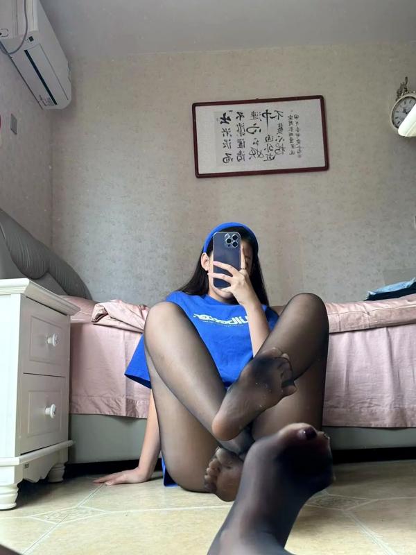 杨颖 杨颖  美邵女Baby - 宽松T恤，黑丝美腿私房，镜面自拍，诱惑高跟，展现极致腿部曲线第7张图片