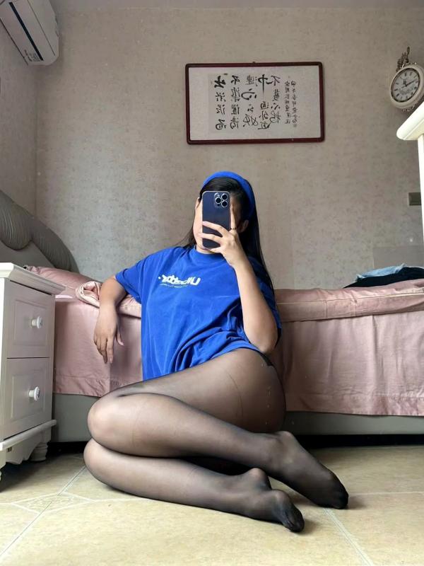 杨颖 杨颖  美邵女Baby - 宽松T恤，黑丝美腿私房，镜面自拍，诱惑高跟，展现极致腿部曲线第8张图片