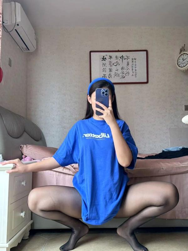 杨颖 杨颖  美邵女Baby - 宽松T恤，黑丝美腿私房，镜面自拍，诱惑高跟，展现极致腿部曲线第14张图片