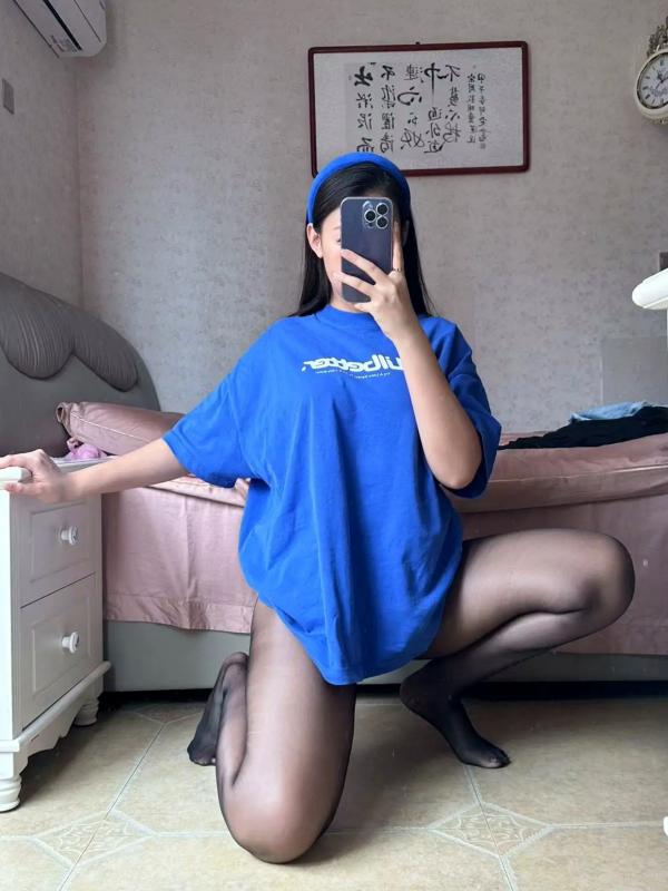 杨颖 杨颖  美邵女Baby - 宽松T恤，黑丝美腿私房，镜面自拍，诱惑高跟，展现极致腿部曲线第15张图片
