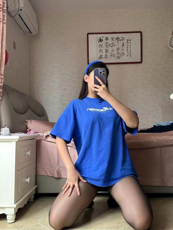 杨颖 杨颖  美邵女Baby - 宽松T恤，黑丝美腿私房，镜面自拍，诱惑高跟，展现极致腿部曲线第18张图片