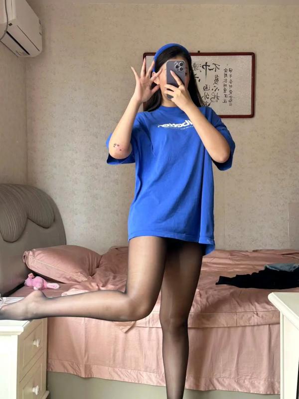 杨颖 杨颖  美邵女Baby - 宽松T恤，黑丝美腿私房，镜面自拍，诱惑高跟，展现极致腿部曲线第20张图片