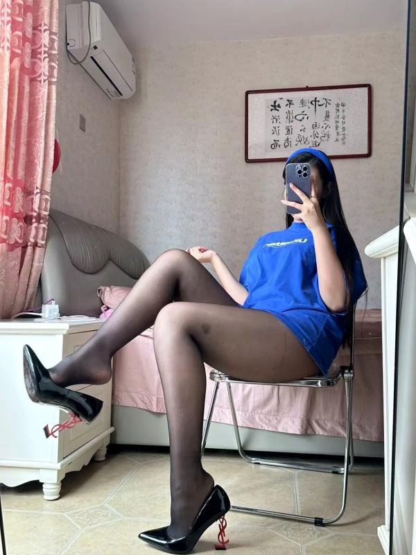 杨颖 杨颖  美邵女Baby - 宽松T恤，黑丝美腿私房，镜面自拍，诱惑高跟，展现极致腿部曲线第47张图片