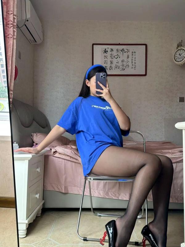杨颖 杨颖  美邵女Baby - 宽松T恤，黑丝美腿私房，镜面自拍，诱惑高跟，展现极致腿部曲线第52张图片