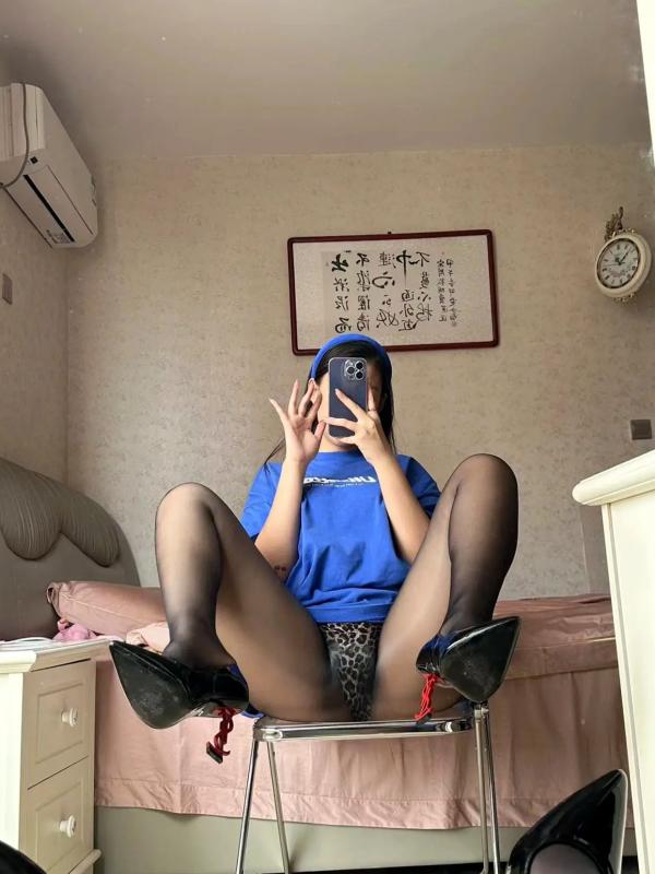 杨颖 杨颖  美邵女Baby - 宽松T恤，黑丝美腿私房，镜面自拍，诱惑高跟，展现极致腿部曲线第56张图片