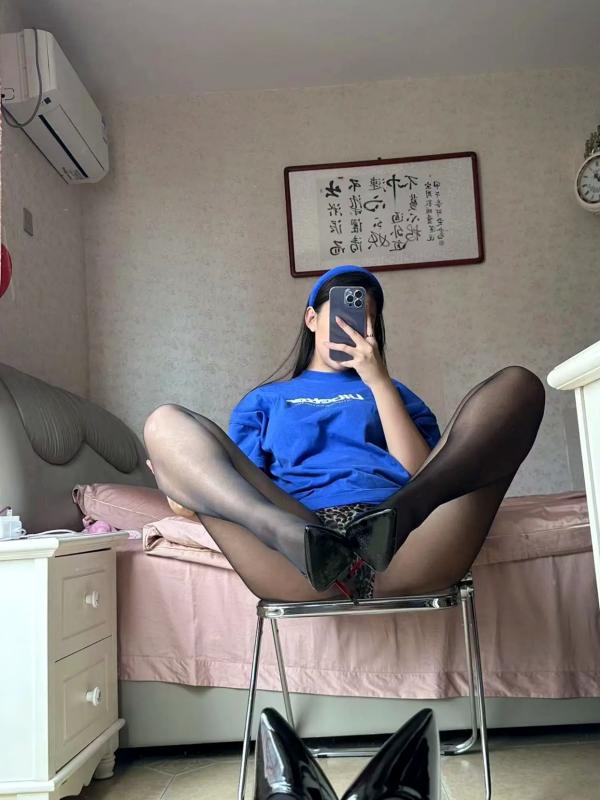 杨颖 杨颖  美邵女Baby - 宽松T恤，黑丝美腿私房，镜面自拍，诱惑高跟，展现极致腿部曲线第66张图片