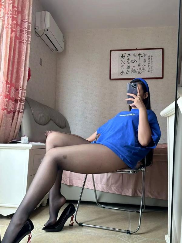 杨颖 杨颖  美邵女Baby - 宽松T恤，黑丝美腿私房，镜面自拍，诱惑高跟，展现极致腿部曲线第88张图片