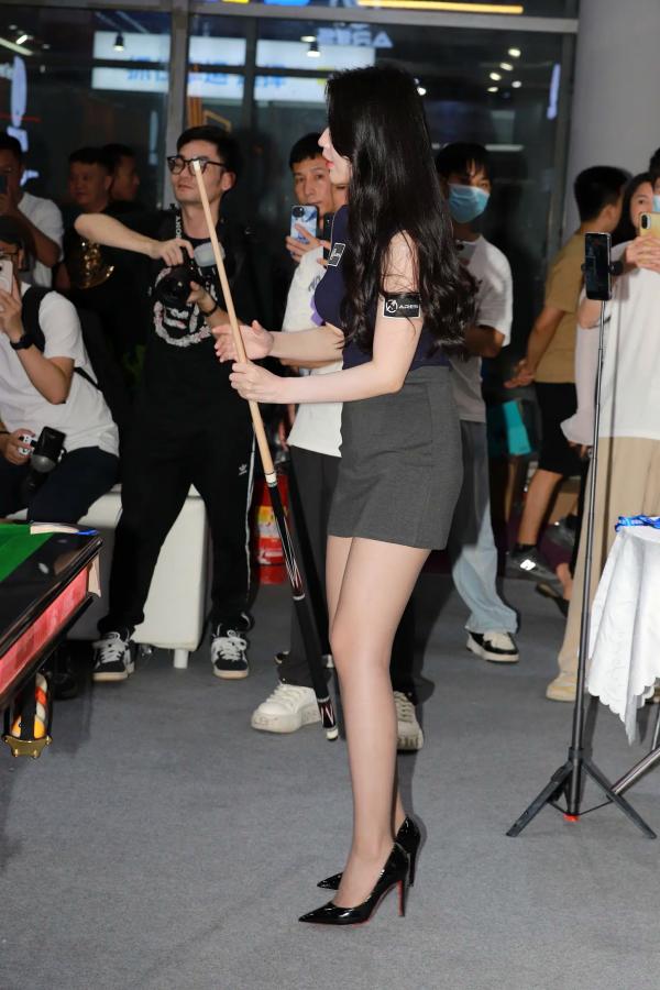 弦子 弦子  丝袜黑高跟弦子：台球厅职业装诱惑，展会风韵美腿写真 [89P]第5张图片
