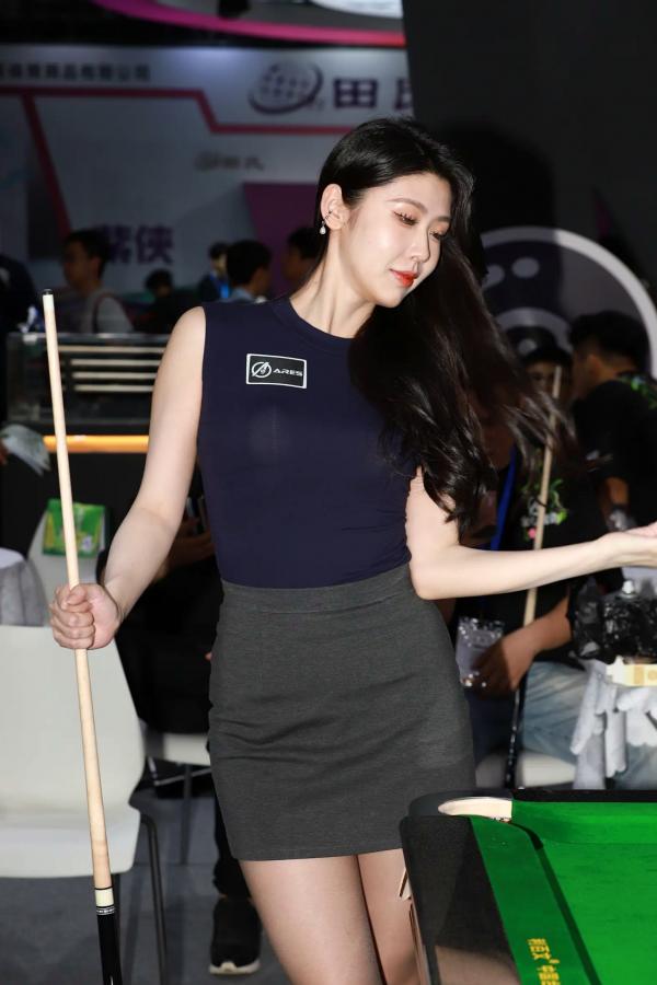弦子 弦子  丝袜黑高跟弦子：台球厅职业装诱惑，展会风韵美腿写真 [89P]第7张图片