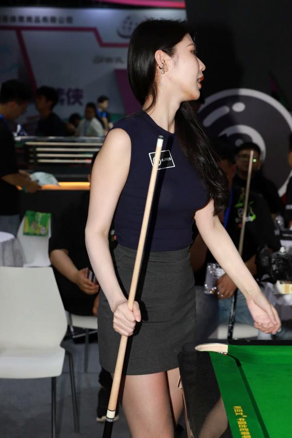弦子 弦子  丝袜黑高跟弦子：台球厅职业装诱惑，展会风韵美腿写真 [89P]第8张图片