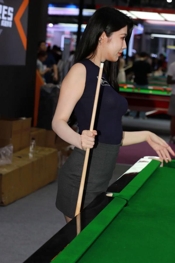 弦子 弦子  丝袜黑高跟弦子：台球厅职业装诱惑，展会风韵美腿写真 [89P]第9张图片