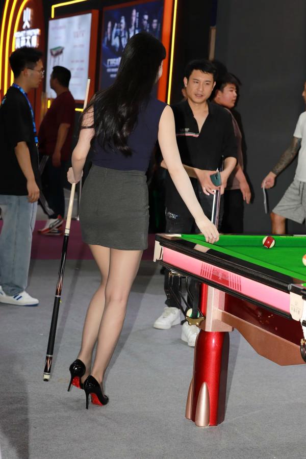 弦子 弦子  丝袜黑高跟弦子：台球厅职业装诱惑，展会风韵美腿写真 [89P]第26张图片