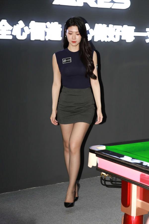 弦子 弦子  丝袜黑高跟弦子：台球厅职业装诱惑，展会风韵美腿写真 [89P]第36张图片