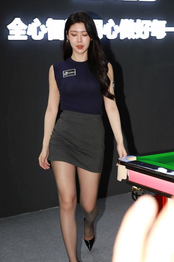 弦子 弦子  丝袜黑高跟弦子：台球厅职业装诱惑，展会风韵美腿写真 [89P]第37张图片