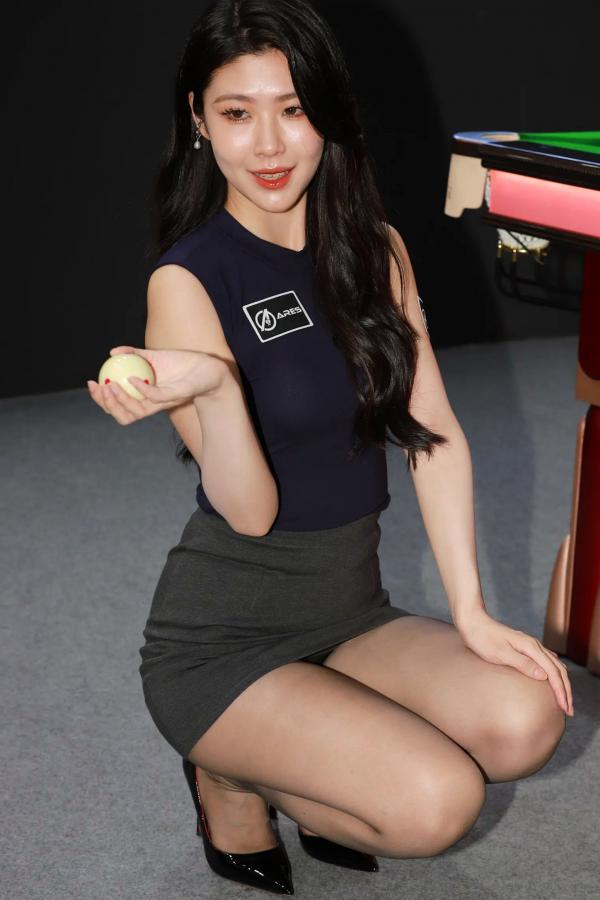 弦子 弦子  丝袜黑高跟弦子：台球厅职业装诱惑，展会风韵美腿写真 [89P]第43张图片