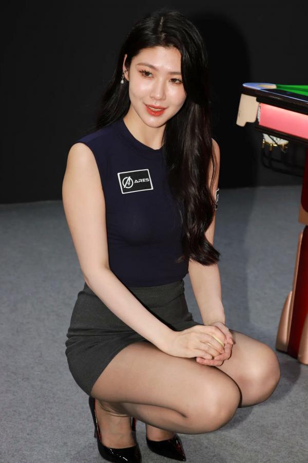 弦子 弦子  丝袜黑高跟弦子：台球厅职业装诱惑，展会风韵美腿写真 [89P]第44张图片