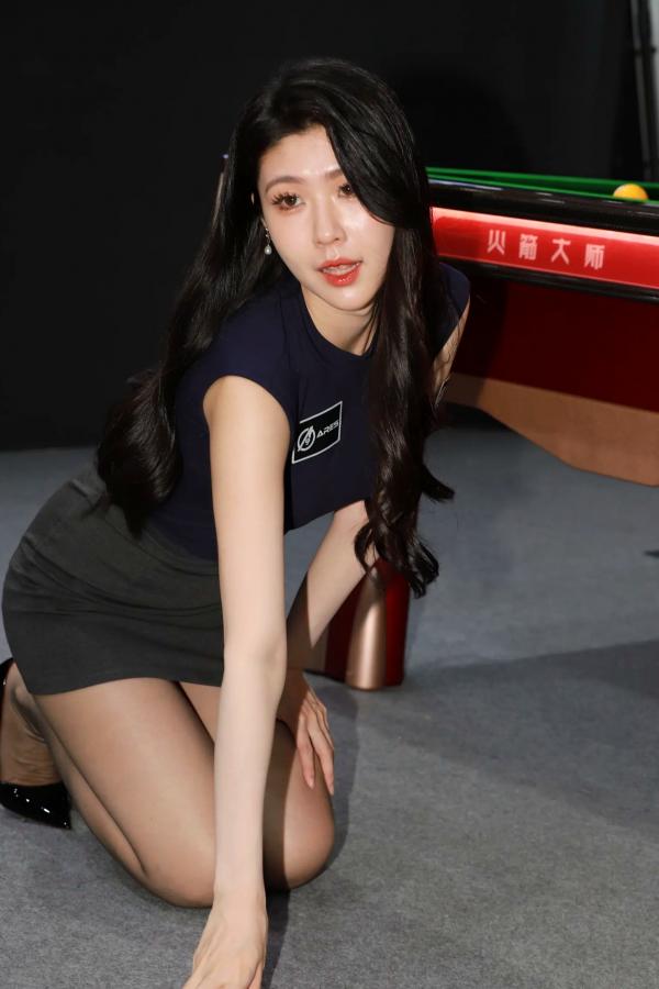 弦子 弦子  丝袜黑高跟弦子：台球厅职业装诱惑，展会风韵美腿写真 [89P]第46张图片