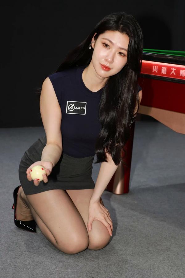 弦子 弦子  丝袜黑高跟弦子：台球厅职业装诱惑，展会风韵美腿写真 [89P]第48张图片