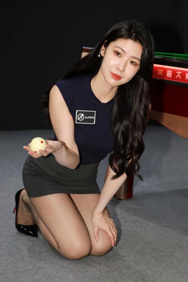 弦子 弦子  丝袜黑高跟弦子：台球厅职业装诱惑，展会风韵美腿写真 [89P]第49张图片