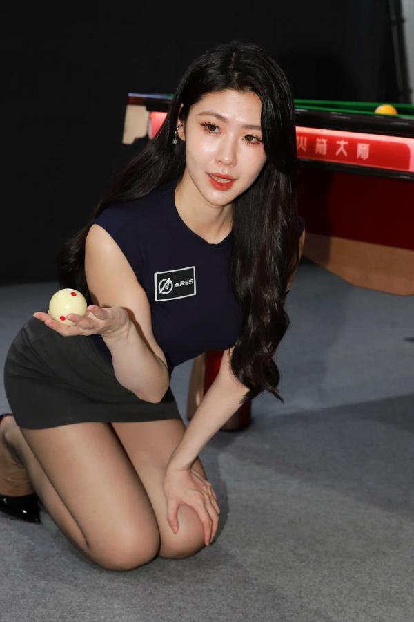 弦子 弦子  丝袜黑高跟弦子：台球厅职业装诱惑，展会风韵美腿写真 [89P]第50张图片