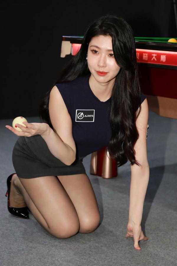 弦子 弦子  丝袜黑高跟弦子：台球厅职业装诱惑，展会风韵美腿写真 [89P]第51张图片