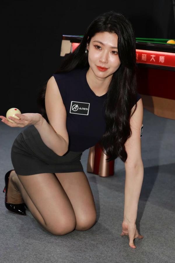 弦子 弦子  丝袜黑高跟弦子：台球厅职业装诱惑，展会风韵美腿写真 [89P]第52张图片