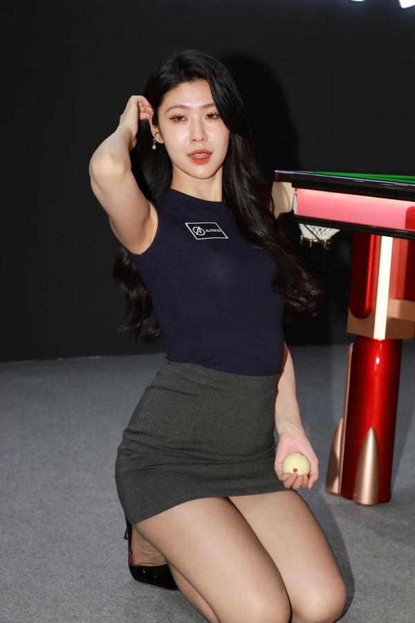 弦子 弦子  丝袜黑高跟弦子：台球厅职业装诱惑，展会风韵美腿写真 [89P]第56张图片
