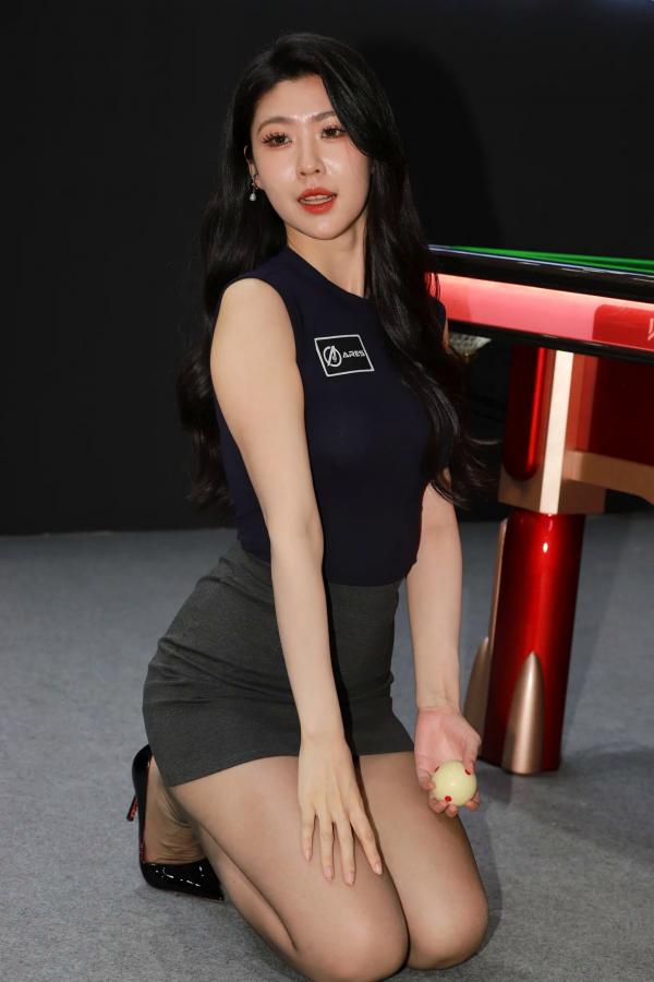 弦子 弦子  丝袜黑高跟弦子：台球厅职业装诱惑，展会风韵美腿写真 [89P]第59张图片