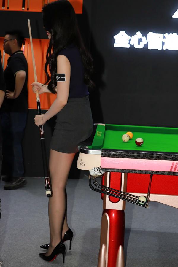 弦子 弦子  丝袜黑高跟弦子：台球厅职业装诱惑，展会风韵美腿写真 [89P]第63张图片