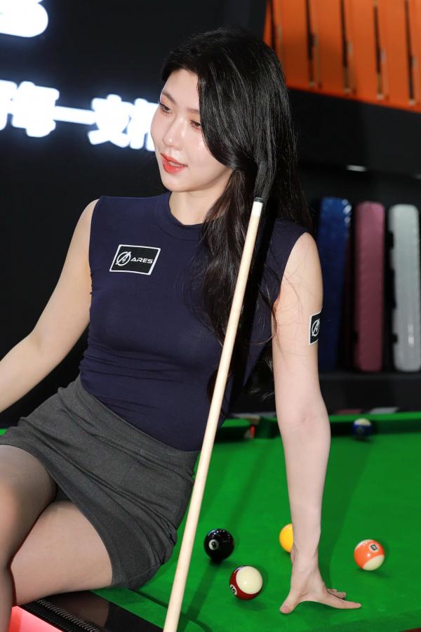 弦子 弦子  丝袜黑高跟弦子：台球厅职业装诱惑，展会风韵美腿写真 [89P]第76张图片