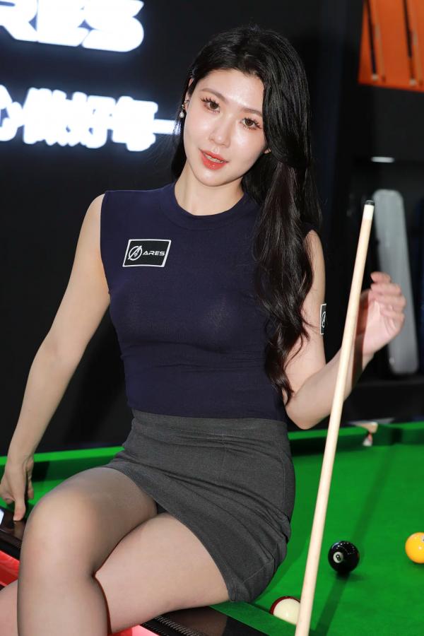 弦子 弦子  丝袜黑高跟弦子：台球厅职业装诱惑，展会风韵美腿写真 [89P]第77张图片
