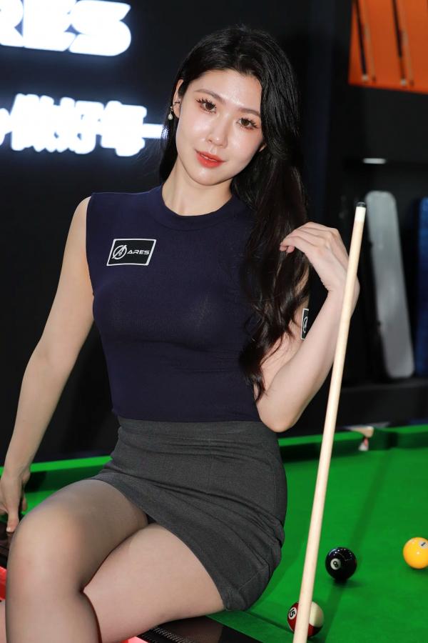 弦子 弦子  丝袜黑高跟弦子：台球厅职业装诱惑，展会风韵美腿写真 [89P]第78张图片