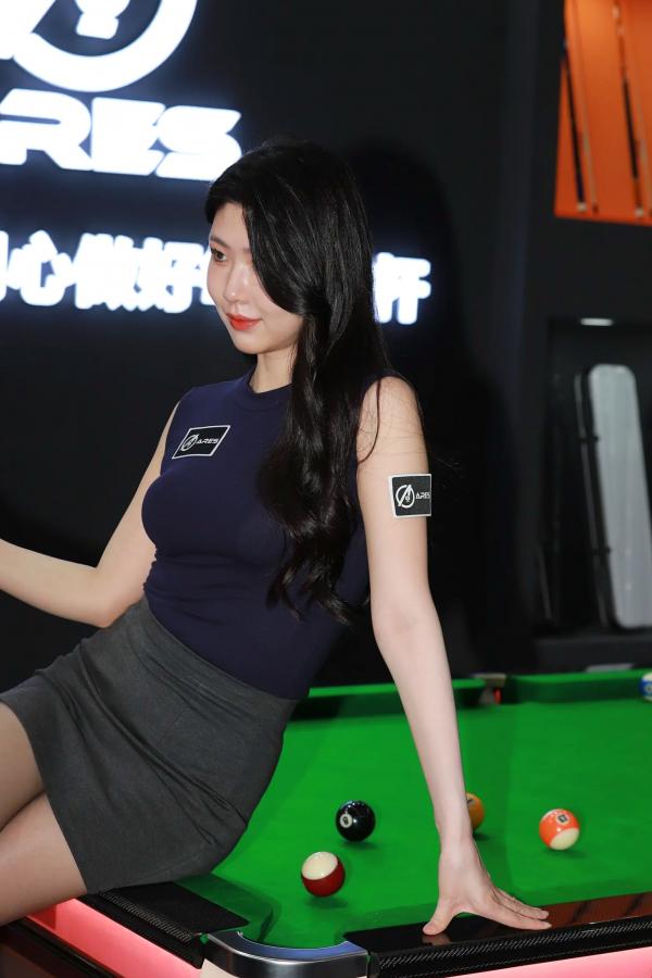 弦子 弦子  丝袜黑高跟弦子：台球厅职业装诱惑，展会风韵美腿写真 [89P]第81张图片