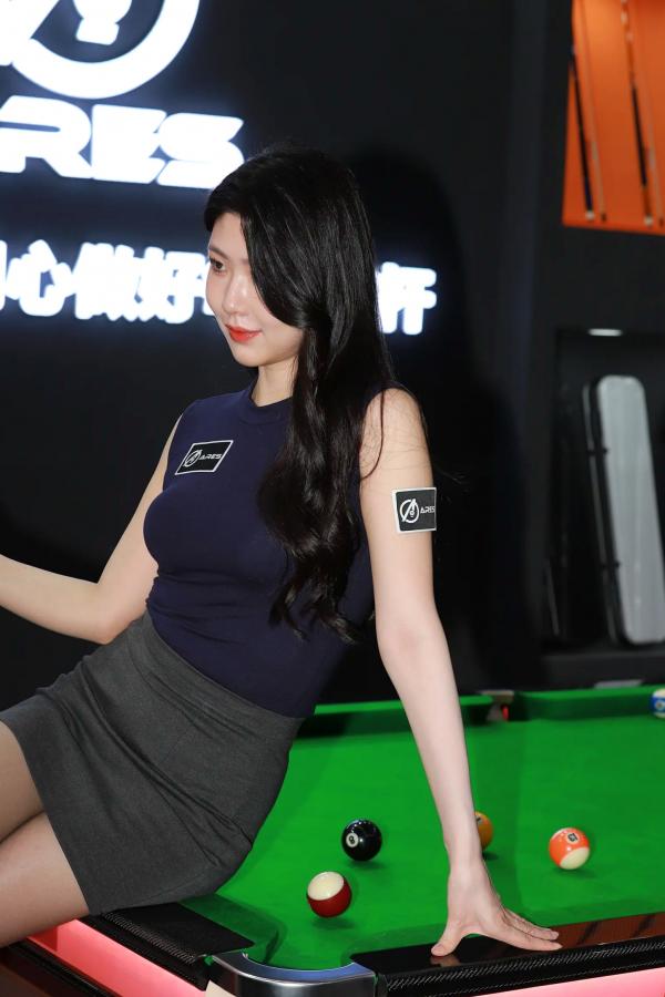 弦子 弦子  丝袜黑高跟弦子：台球厅职业装诱惑，展会风韵美腿写真 [89P]第82张图片