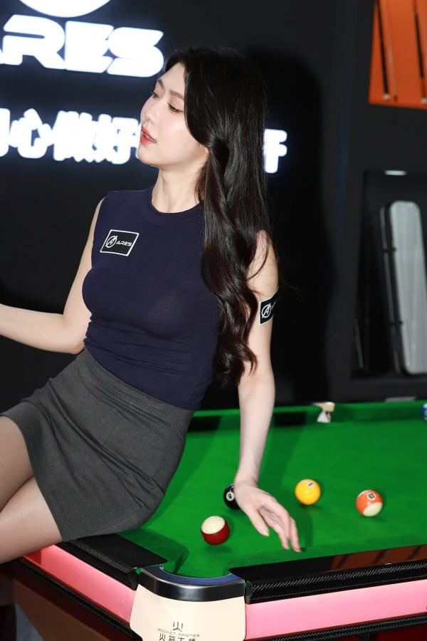 弦子 弦子  丝袜黑高跟弦子：台球厅职业装诱惑，展会风韵美腿写真 [89P]第83张图片