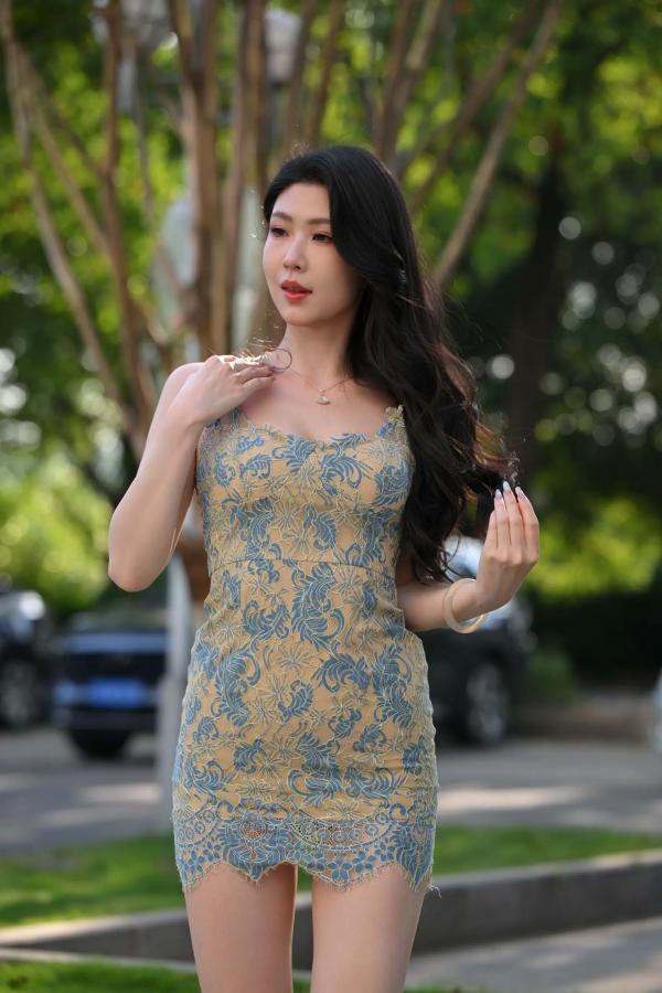 弦子 弦子  韵味十足弦子，蕾丝吊带美裙户外街拍，婀娜身姿尽显女神气质 [130P]第11张图片