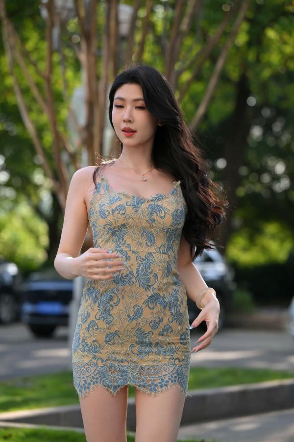 弦子 弦子  韵味十足弦子，蕾丝吊带美裙户外街拍，婀娜身姿尽显女神气质 [130P]第12张图片