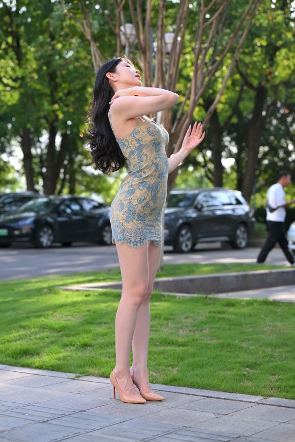 弦子 弦子  韵味十足弦子，蕾丝吊带美裙户外街拍，婀娜身姿尽显女神气质 [130P]第30张图片