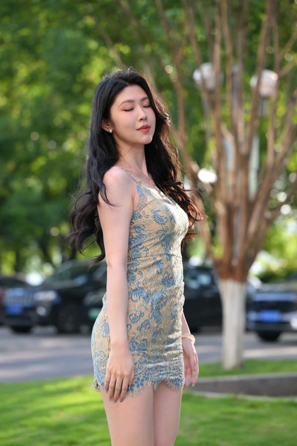 弦子 弦子  韵味十足弦子，蕾丝吊带美裙户外街拍，婀娜身姿尽显女神气质 [130P]第68张图片
