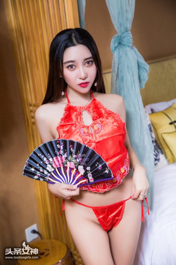 李梓熙  李梓熙- [TouTiao头条女神]高清写真图 2017-03-11 红肚兜写真第1张图片