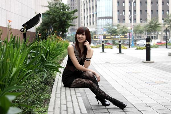 董洁 董洁  台湾正妹Angel清新甜美户外街拍写真，黑丝搭配时尚穿搭展现灵动女神范儿第1张图片