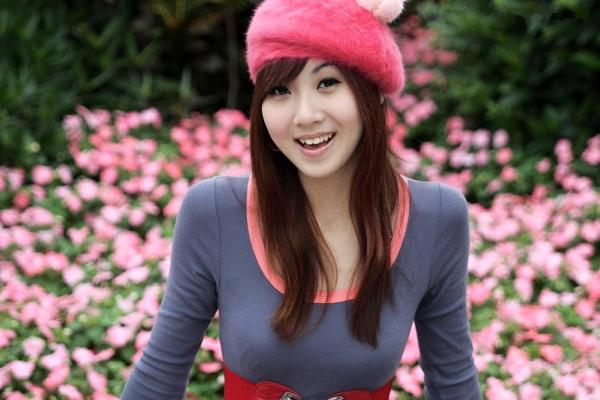 董洁 董洁  台湾正妹Angel清新甜美户外街拍写真，黑丝搭配时尚穿搭展现灵动女神范儿第23张图片