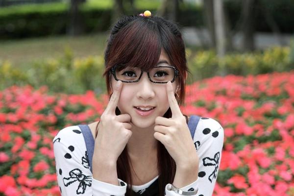 董洁 董洁  台湾正妹Angel清新甜美户外街拍写真，黑丝搭配时尚穿搭展现灵动女神范儿第32张图片
