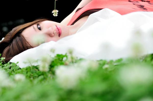 顾莉雅 顾莉雅  台湾美少女小雅户外随拍：条纹装搭配黑丝尽显清新气质与修长美腿，治愈系街拍写真集第17张图片